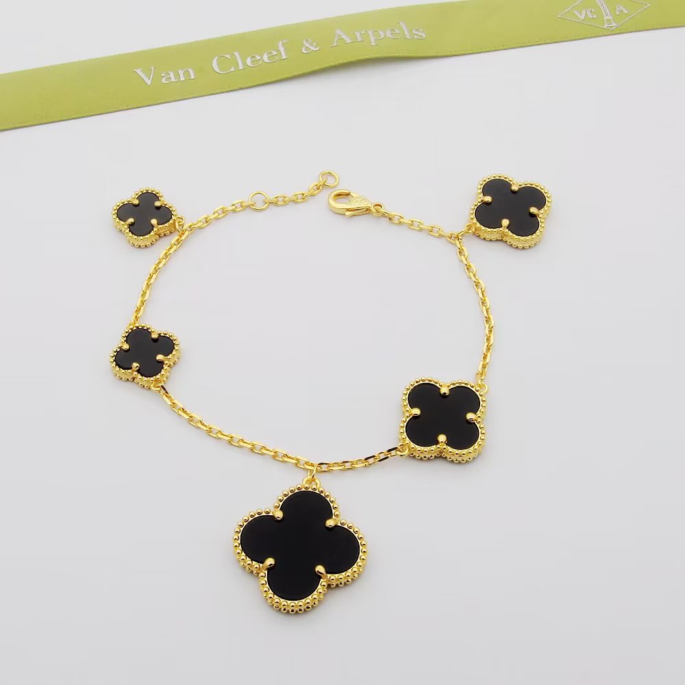 Van Cleef Arpels Bracciale Magic Alhambra Oro giallo con madreperla bianca Oro rosa con madreperla bianca Oro bianco con madreperla bianca Oro giallo con onice nero Oro rosa con onice nero Oro bianco con onice nero 19 cm