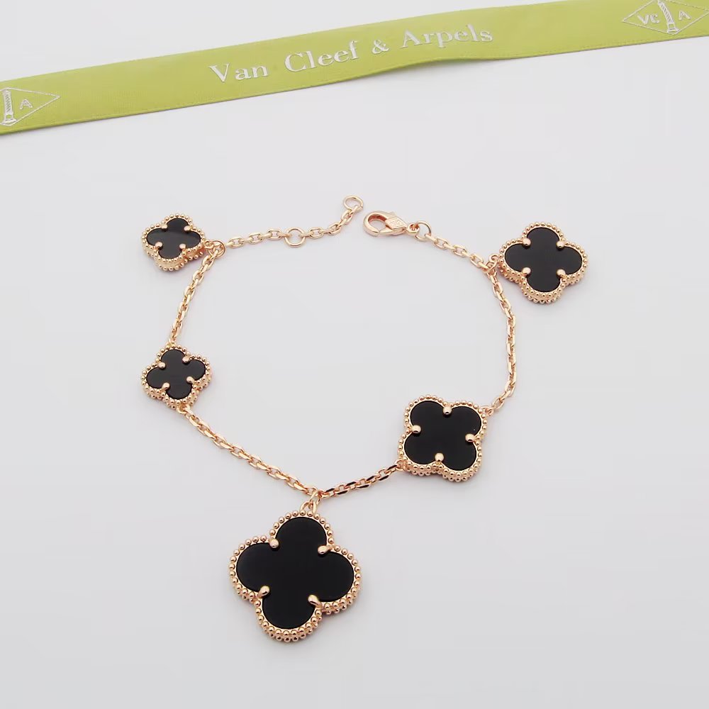 Van Cleef Arpels Bracciale Magic Alhambra Oro giallo con madreperla bianca Oro rosa con madreperla bianca Oro bianco con madreperla bianca Oro giallo con onice nero Oro rosa con onice nero Oro bianco con onice nero 19 cm