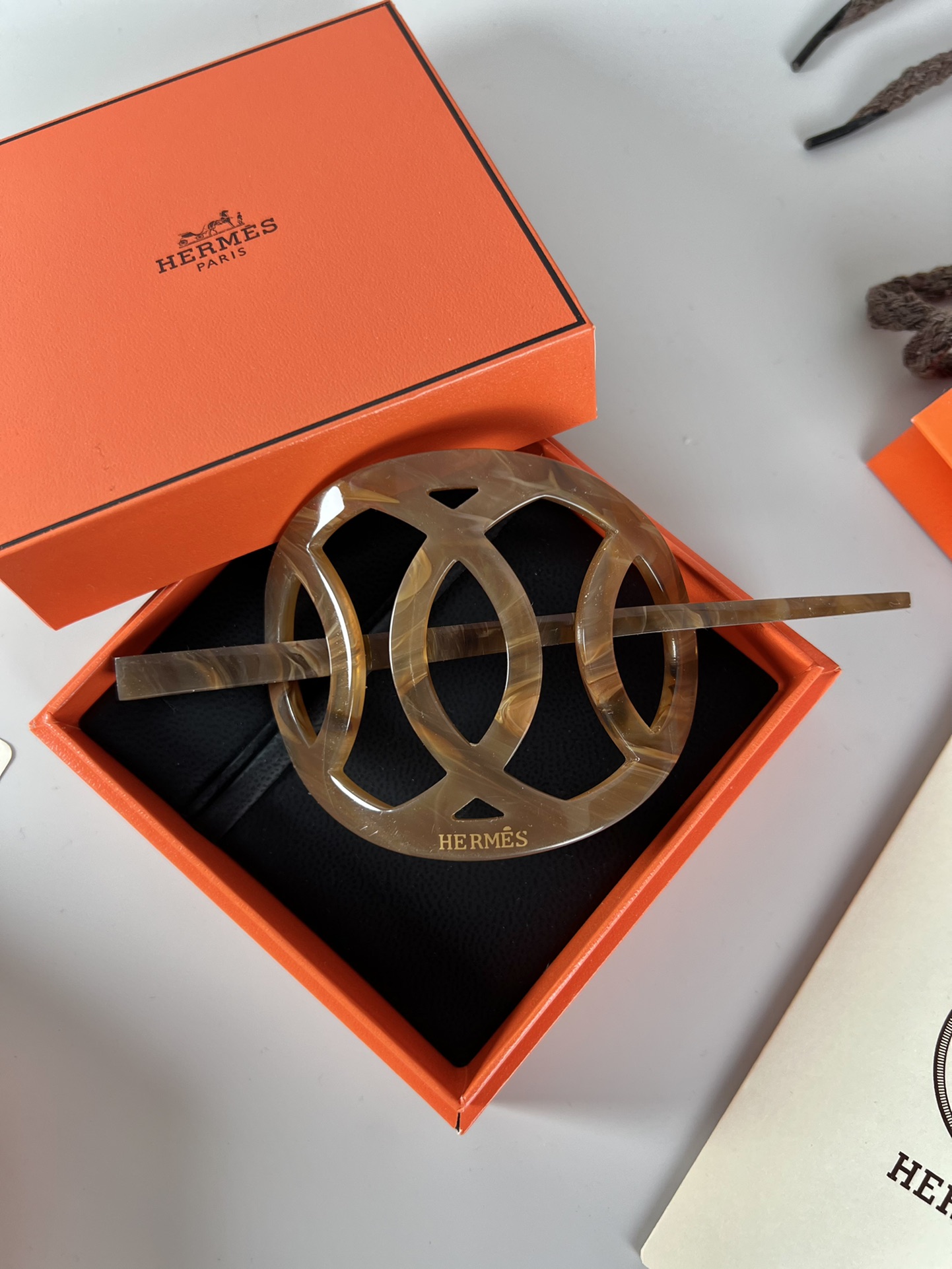 Spilla Hermes Chaine d'Ancre acetato marrone marmorizzato diametro 8 cm