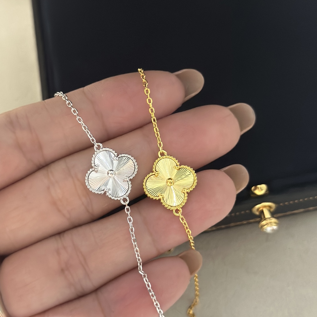 Van Cleef Arpels Alhambra Bracciale Guilloche Trifoglio guilloché in oro giallo 18 carati Trifoglio guilloché in oro bianco 18 carati 17 cm