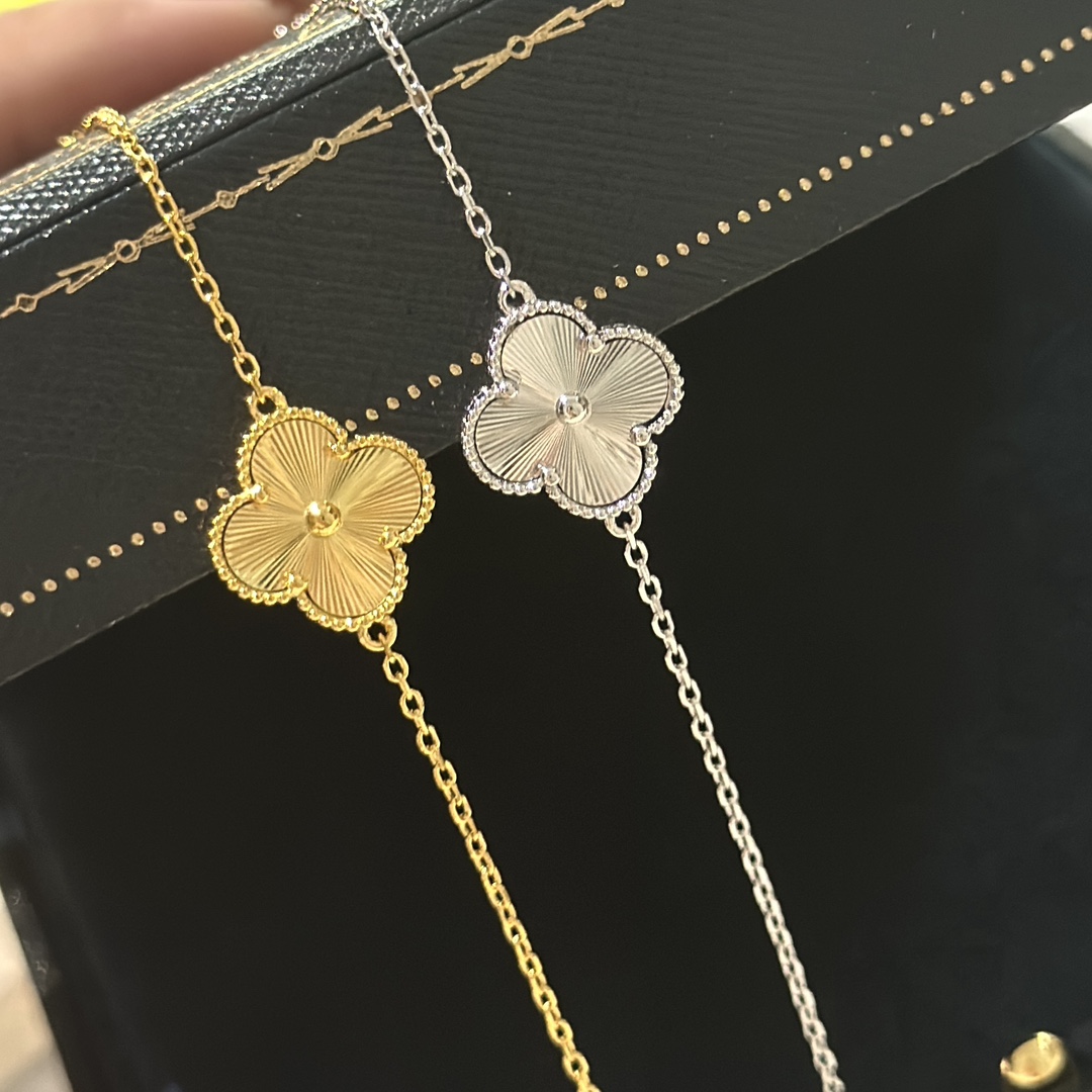 Van Cleef Arpels Alhambra Bracciale Guilloche Trifoglio guilloché in oro giallo 18 carati Trifoglio guilloché in oro bianco 18 carati 17 cm
