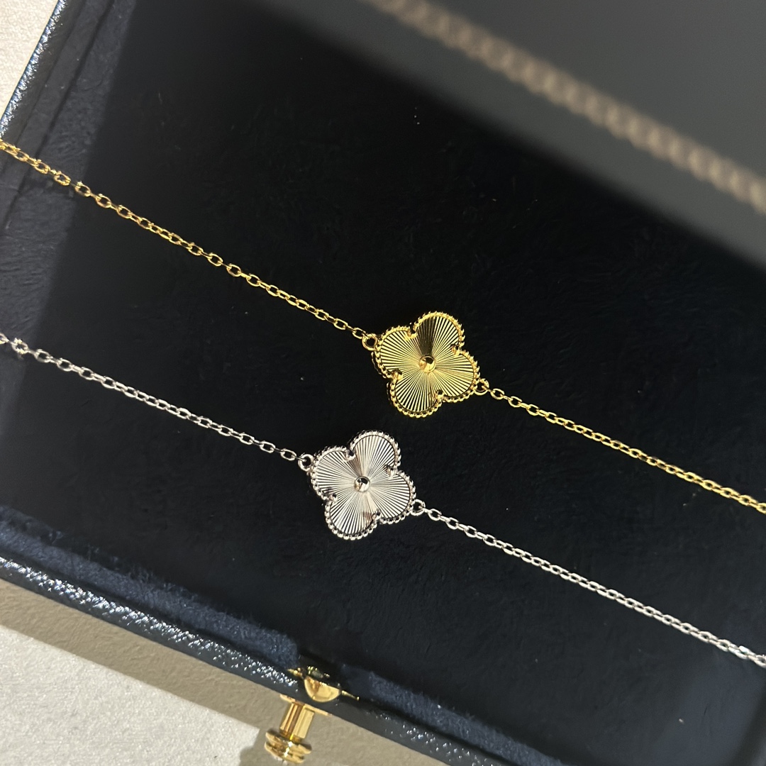 Van Cleef Arpels Alhambra Bracciale Guilloche Trifoglio guilloché in oro giallo 18 carati Trifoglio guilloché in oro bianco 18 carati 17 cm