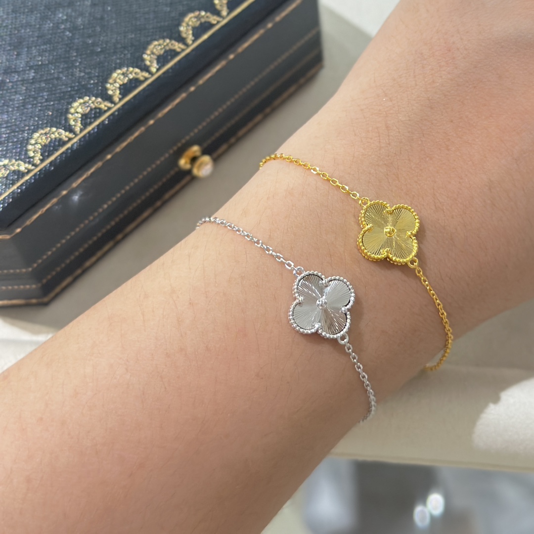 Van Cleef Arpels Alhambra Bracciale Guilloche Trifoglio guilloché in oro giallo 18 carati Trifoglio guilloché in oro bianco 18 carati 17 cm