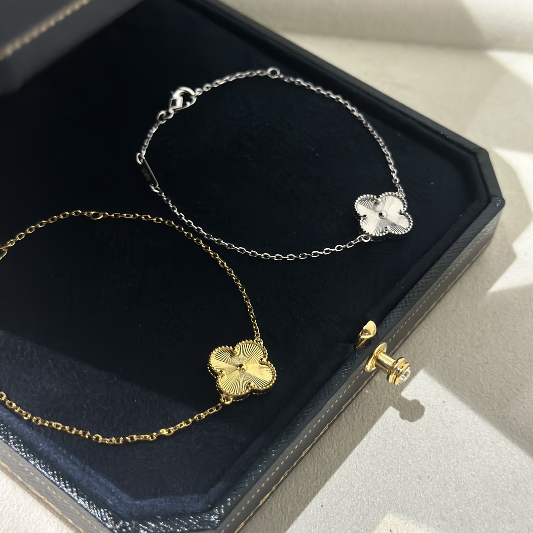 Van Cleef Arpels Alhambra Bracciale Guilloche Trifoglio guilloché in oro giallo 18 carati Trifoglio guilloché in oro bianco 18 carati 17 cm