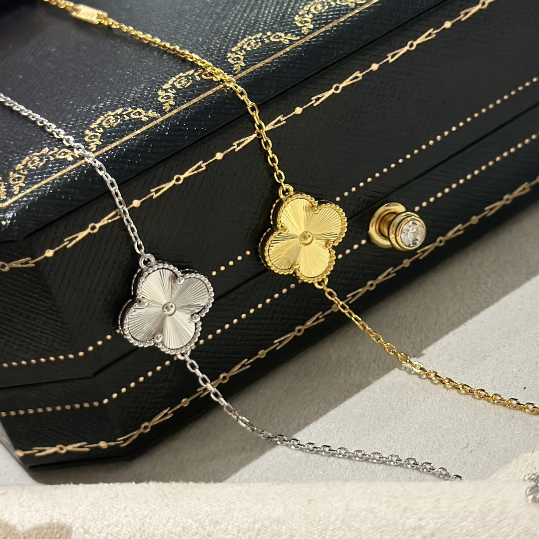 Van Cleef Arpels Alhambra Bracciale Guilloche Trifoglio guilloché in oro giallo 18 carati Trifoglio guilloché in oro bianco 18 carati 17 cm