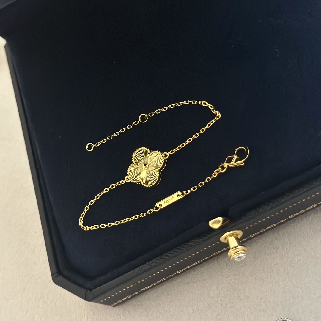 Van Cleef Arpels Alhambra Bracciale Guilloche Trifoglio guilloché in oro giallo 18 carati Trifoglio guilloché in oro bianco 18 carati 17 cm
