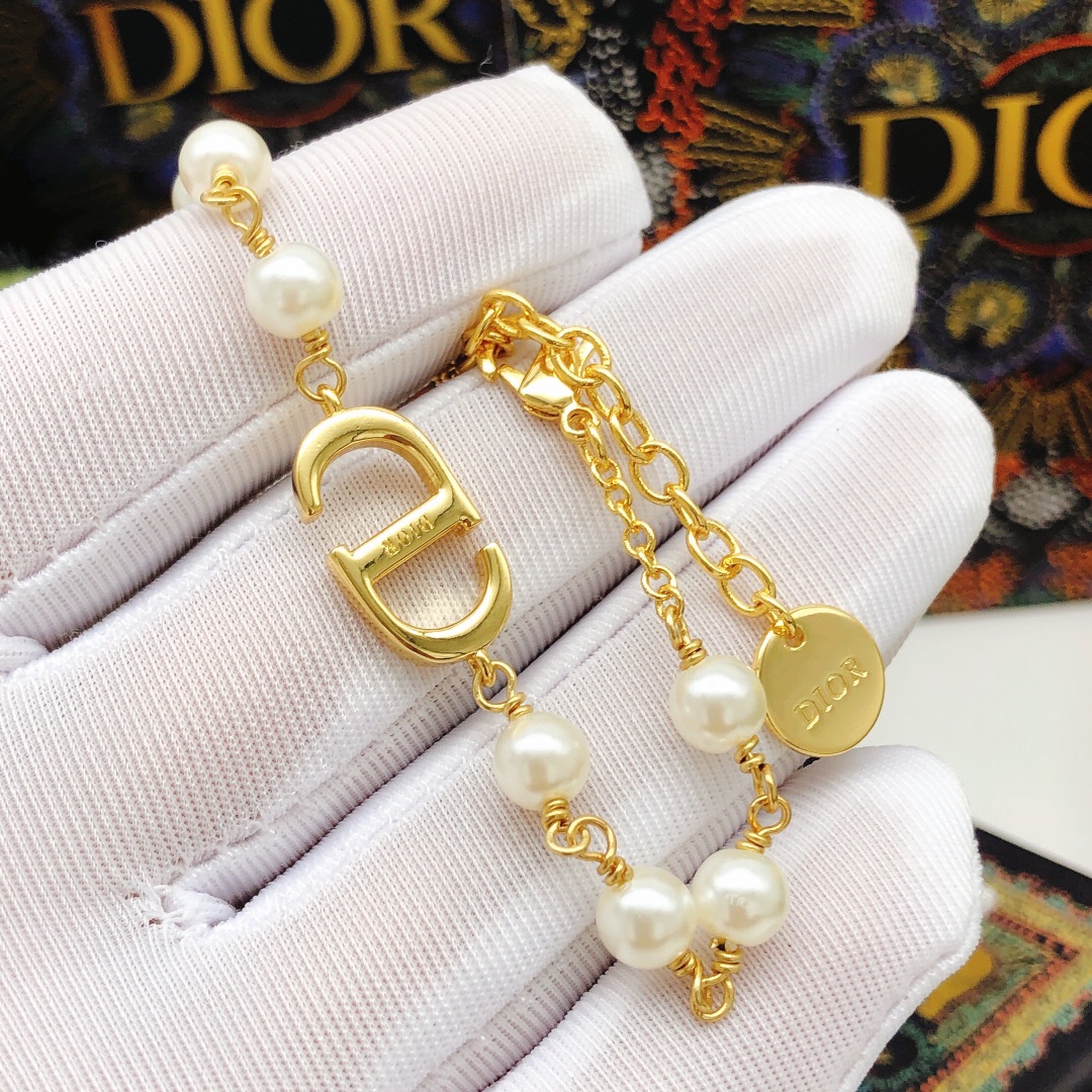 Dior 30 Montaigne CD Logo Pearl Bracelet bracelet gold-tone metal with white faux pearls 18cm with 3cm extension chain