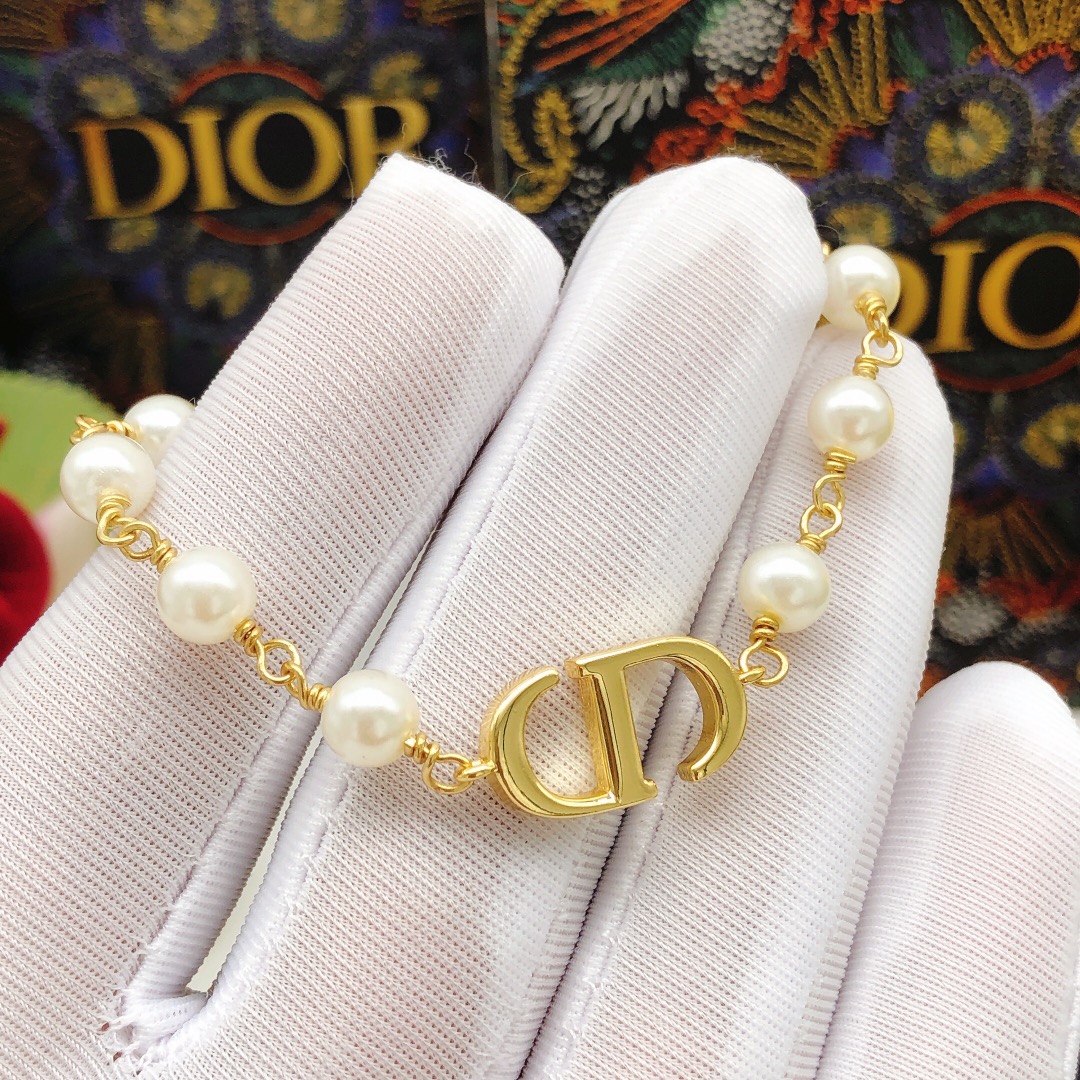 Dior 30 Montaigne CD Logo Pearl Bracelet bracelet gold-tone metal with white faux pearls 18cm with 3cm extension chain