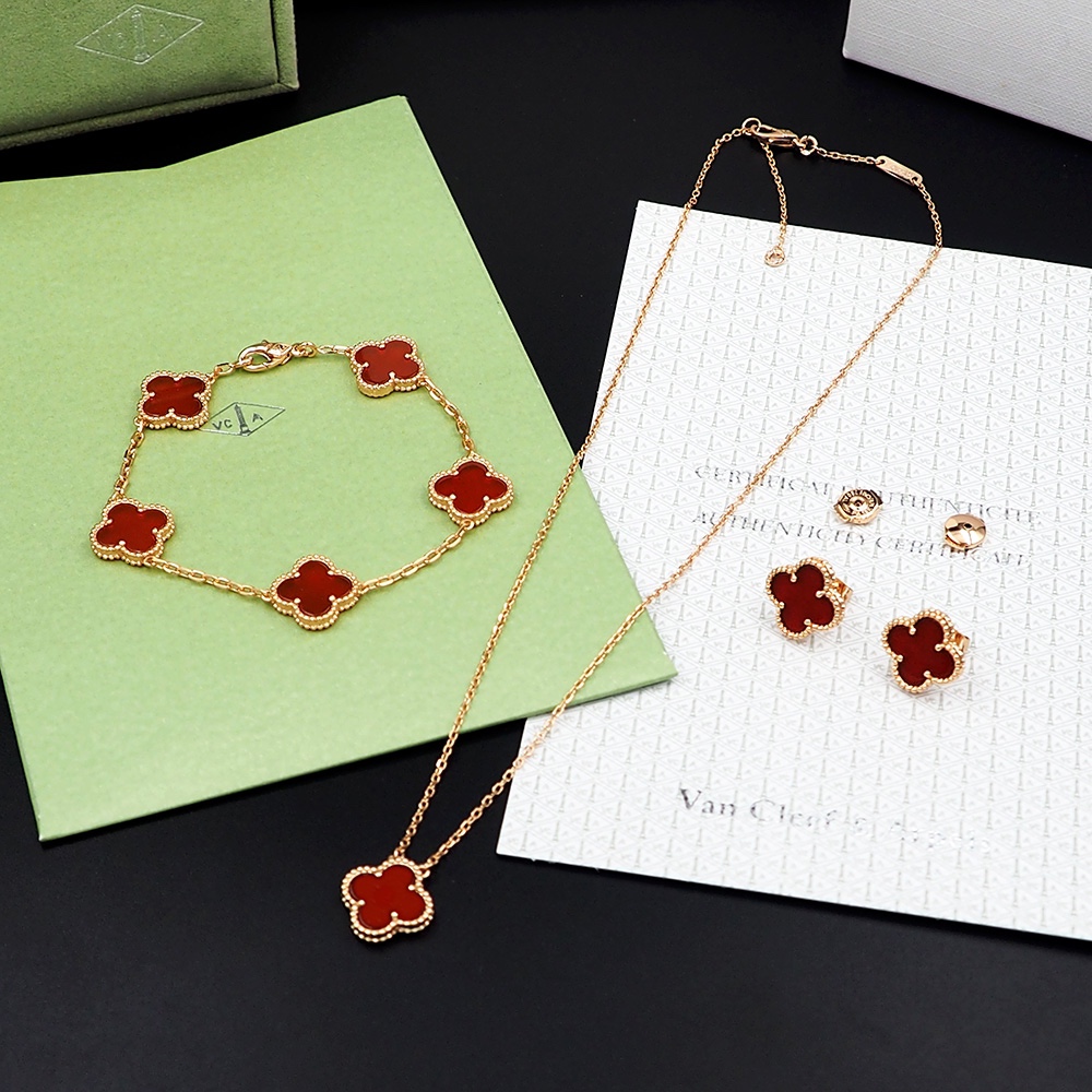 Van Cleef Arpels Vintage Alhambra necklace 18k yellow gold with carnelian 42cm