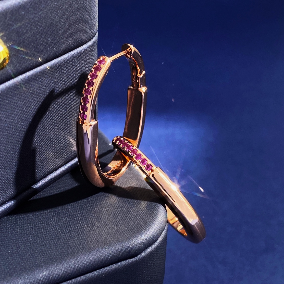 Tiffany Lock Hoop earrings 18k rose gold with pink sapphires 20mm hoop diameter