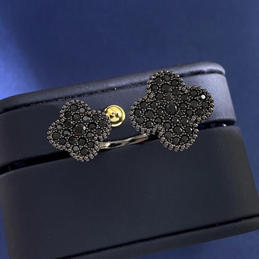 Van Cleef Arpels Alhambra bague gunmetal métal noirci avec pierres précieuses noires 50