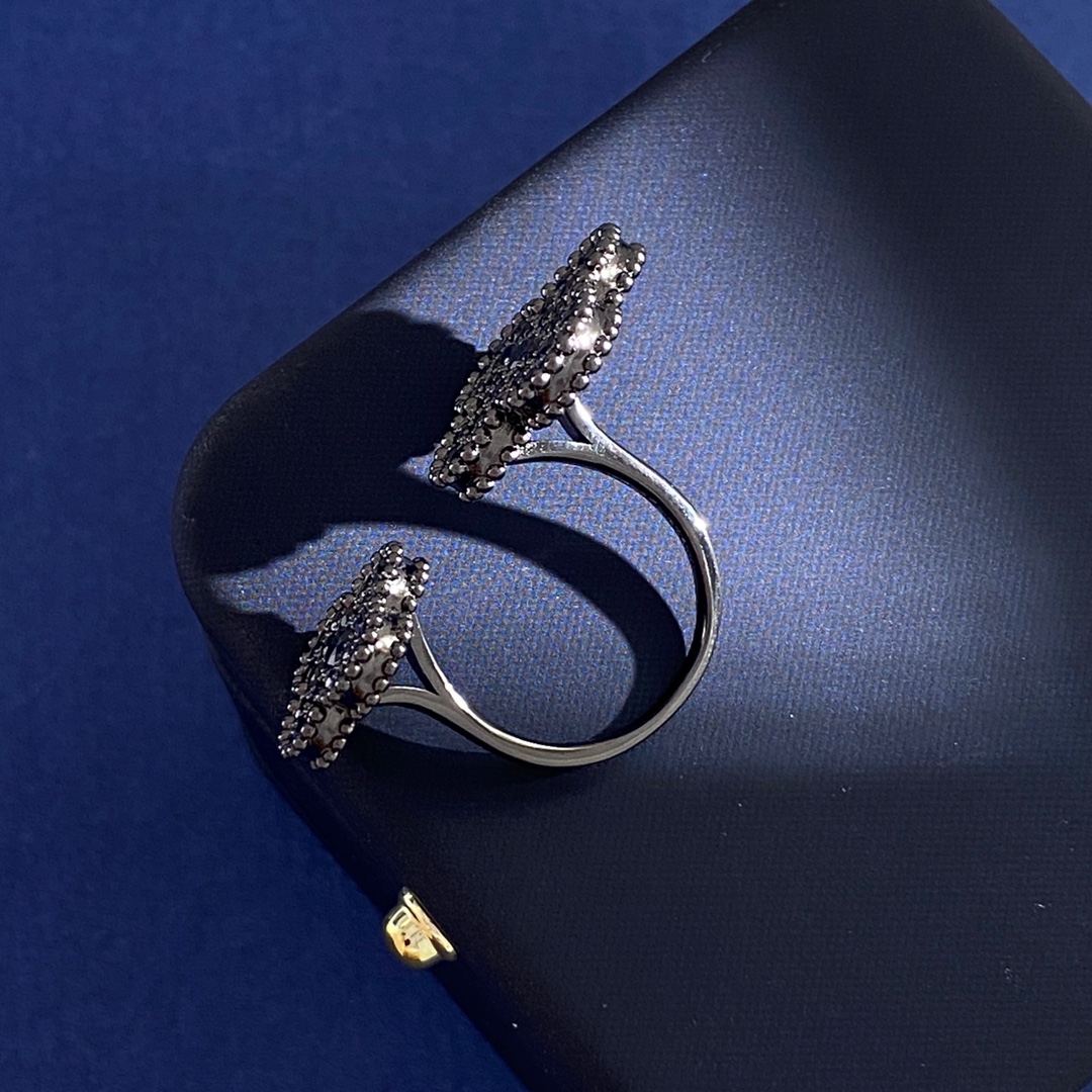 Van Cleef Arpels Alhambra bague gunmetal métal noirci avec pierres précieuses noires 50