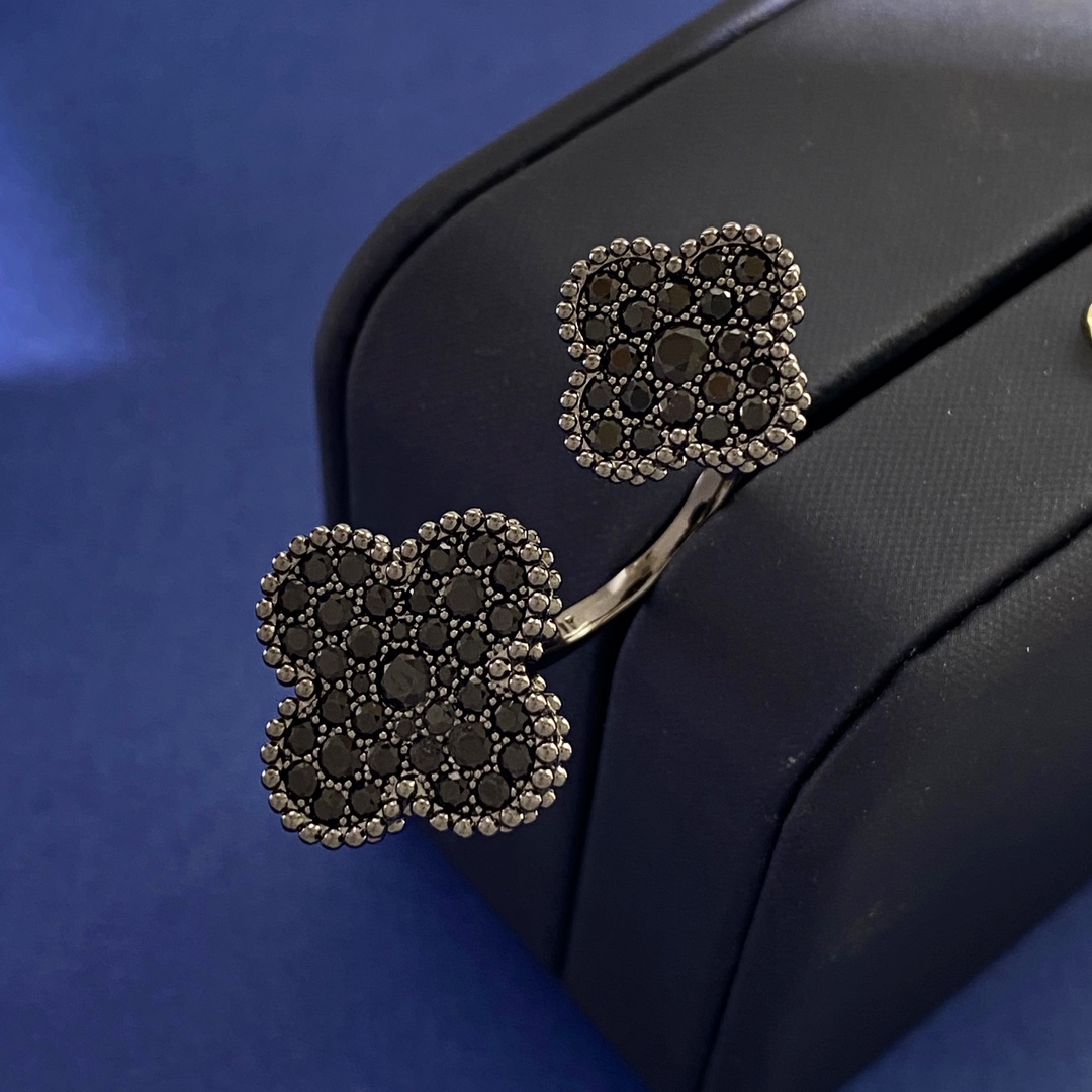 Van Cleef Arpels Alhambra bague gunmetal métal noirci avec pierres précieuses noires 50