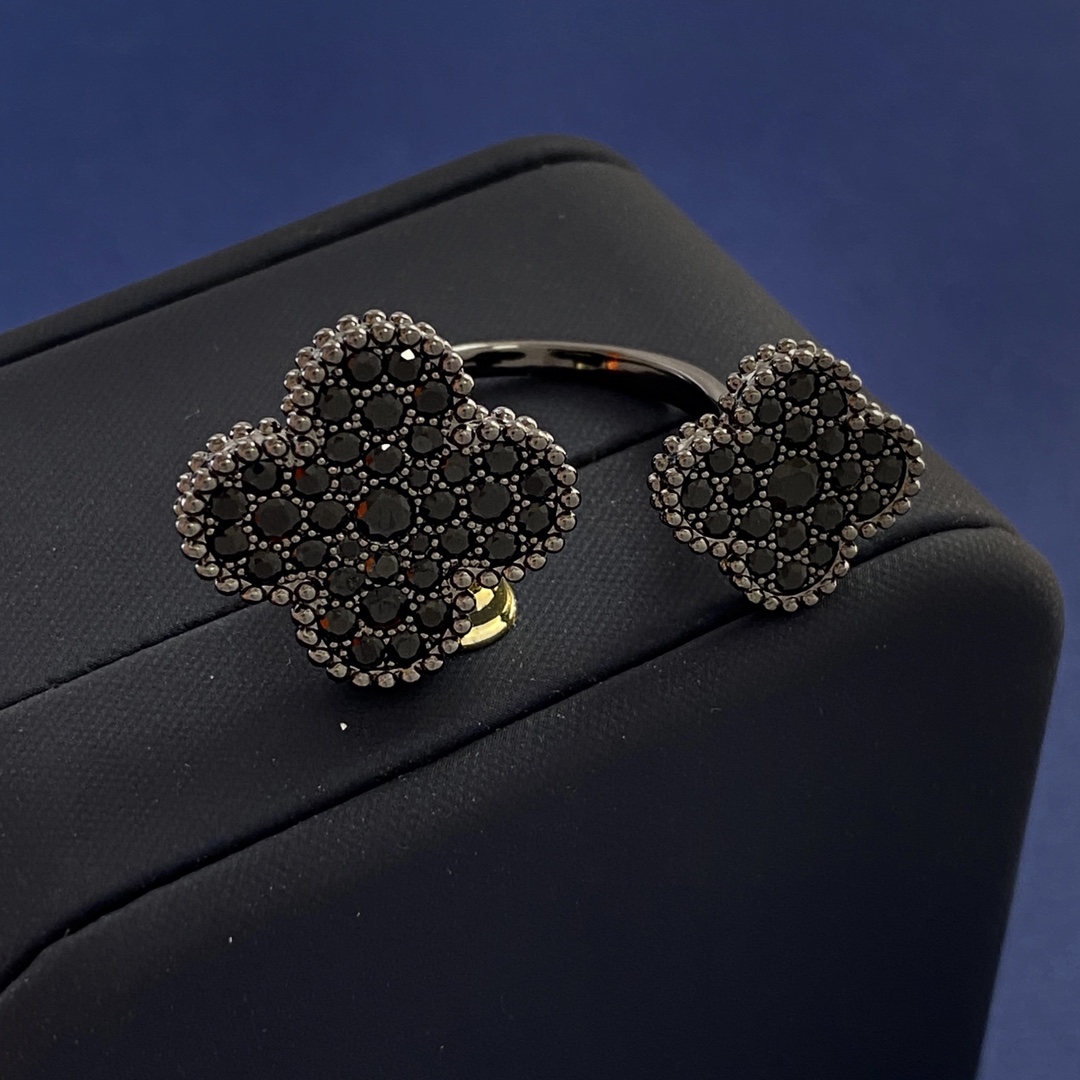 Van Cleef Arpels Alhambra bague gunmetal métal noirci avec pierres précieuses noires 50