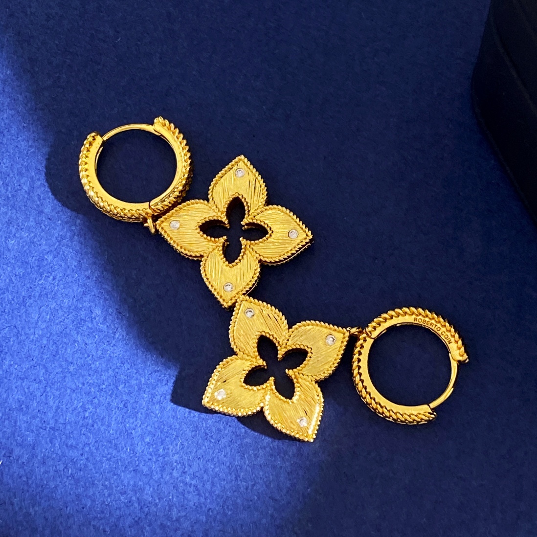Roberto Coin Venetian Princess earrings yellow gold with clear diamond accents 15mm hoop diameter 20mm drop length