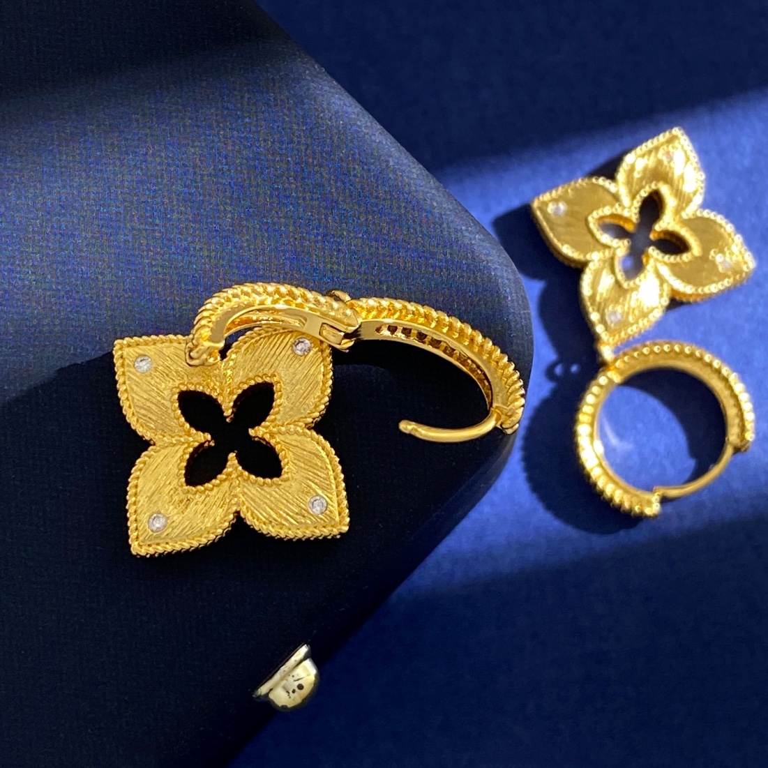 Roberto Coin Venetian Princess earrings yellow gold with clear diamond accents 15mm hoop diameter 20mm drop length