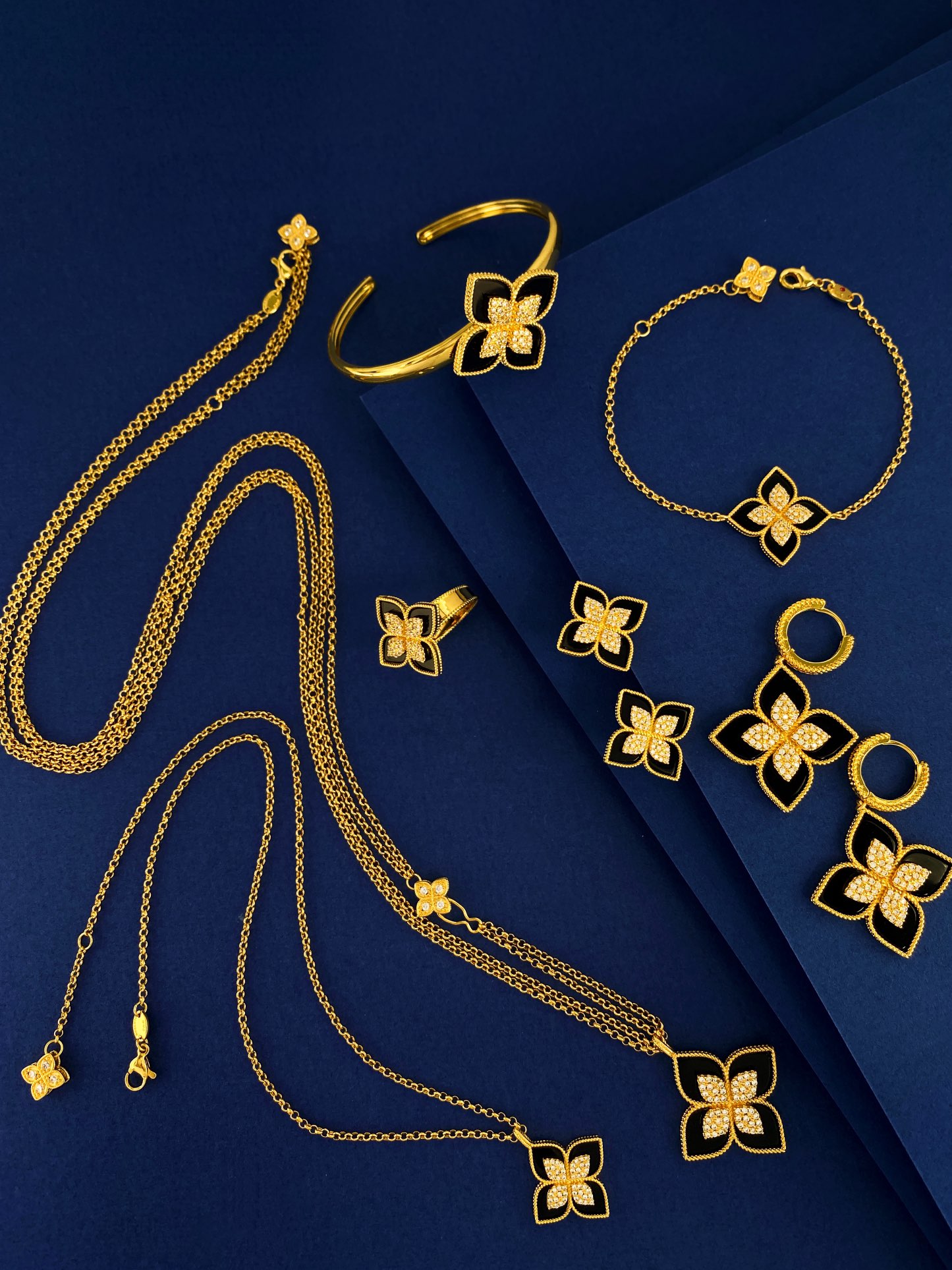 Collier Van Cleef Arpels Princess Flower Or jaune avec accents de diamants disponible avec incrustations de nacre blanche bleu turquoise ou d'onyx noir 42 cm