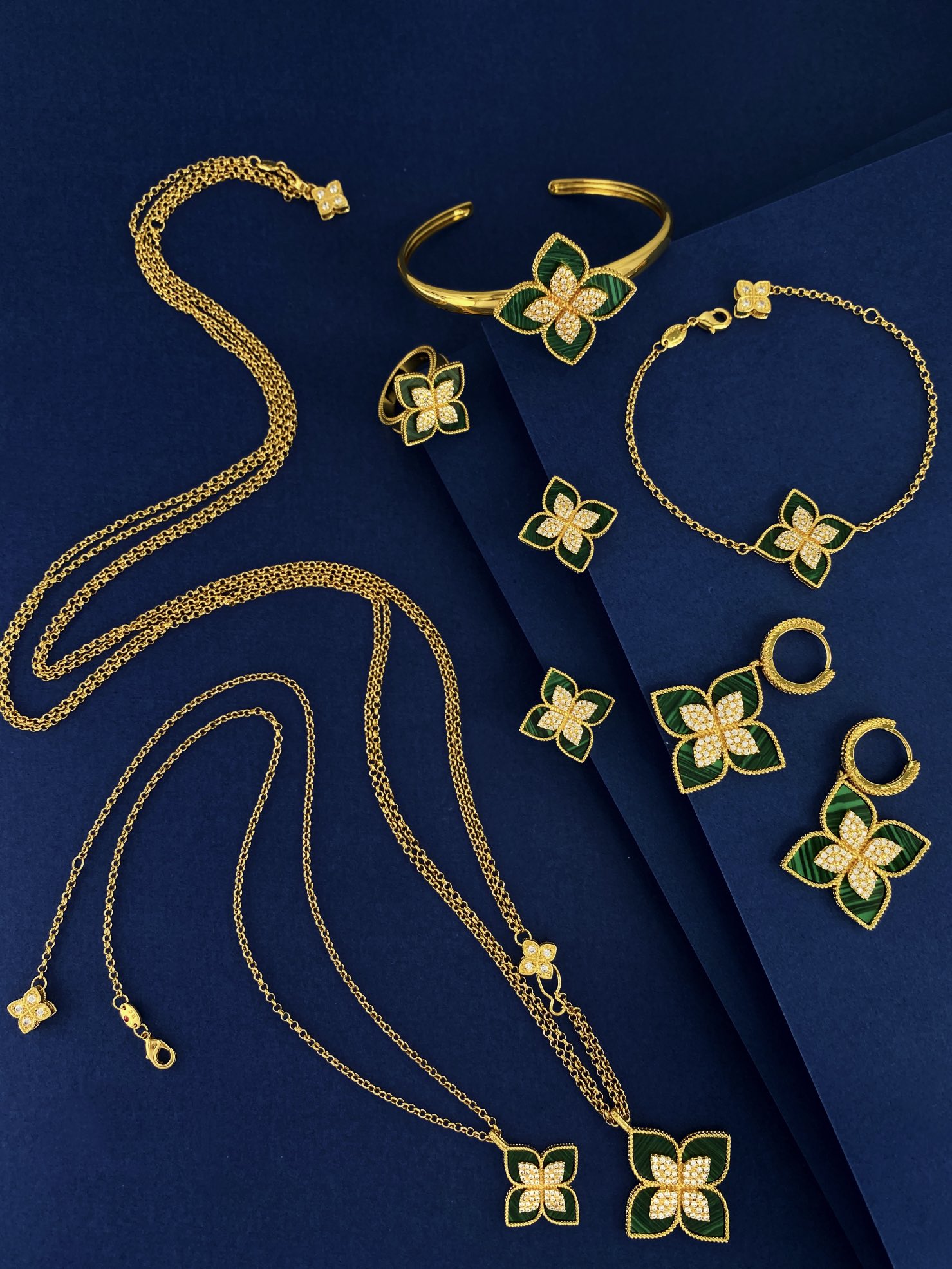 Collier Van Cleef Arpels Princess Flower Or jaune avec accents de diamants disponible avec incrustations de nacre blanche bleu turquoise ou d'onyx noir 42 cm