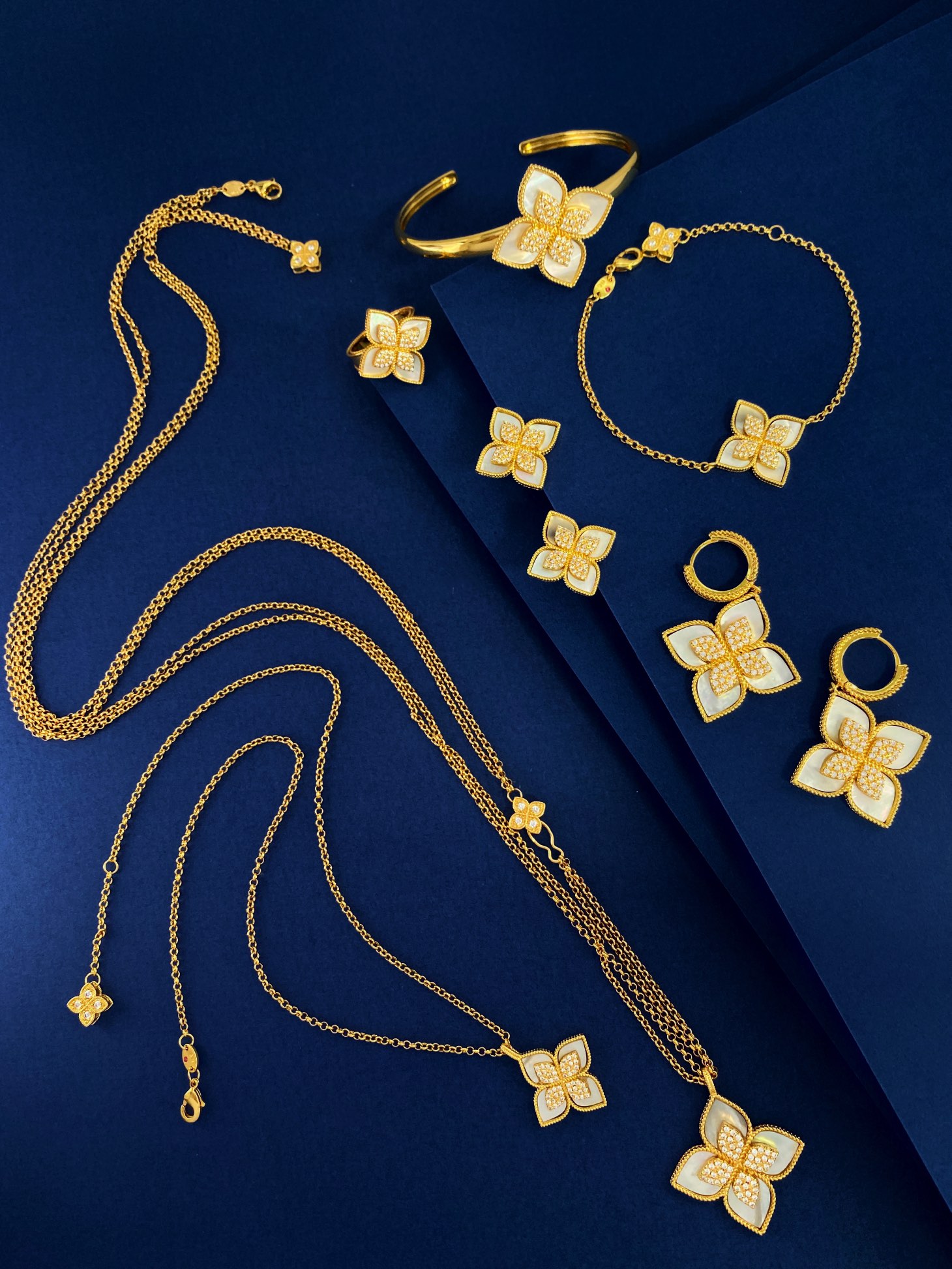 Collier Van Cleef Arpels Princess Flower Or jaune avec accents de diamants disponible avec incrustations de nacre blanche bleu turquoise ou d'onyx noir 42 cm