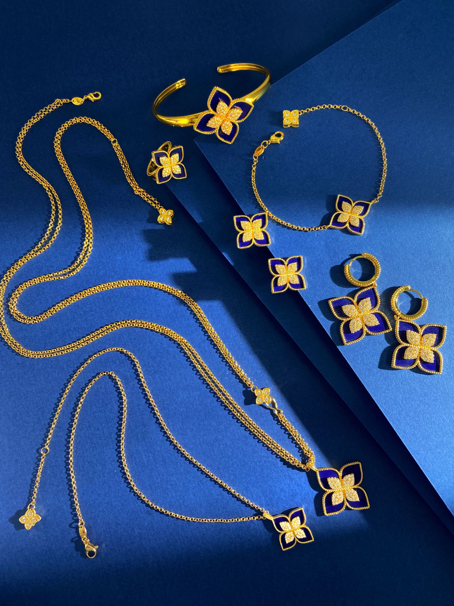 Collier Van Cleef Arpels Princess Flower Or jaune avec accents de diamants disponible avec incrustations de nacre blanche bleu turquoise ou d'onyx noir 42 cm