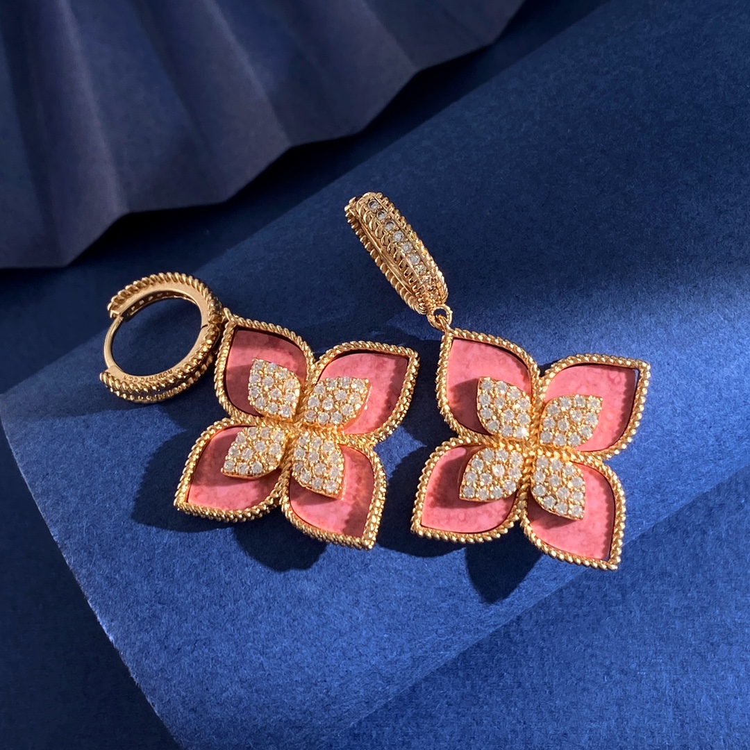 Orecchini Roberto Coin Love in Verona Metallo tonalità oro giallo con inserto di rodonite rosa e simulanti di diamanti trasparenti disponibile anche nella variante in metallo tonalità oro bianco con inserto di rodonite rosa e simulanti di diamanti trasparenti Diametro del cerchio di 15 mm, lunghezza totale della goccia di 30 mm