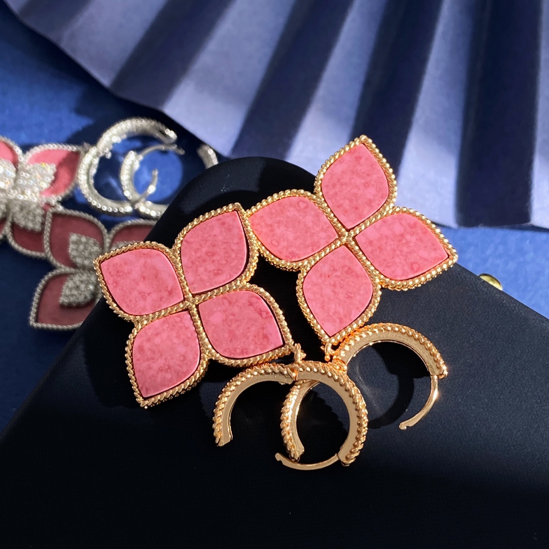 Orecchini Roberto Coin Love in Verona Metallo tonalità oro giallo con inserto di rodonite rosa e simulanti di diamanti trasparenti disponibile anche nella variante in metallo tonalità oro bianco con inserto di rodonite rosa e simulanti di diamanti trasparenti Diametro del cerchio di 15 mm, lunghezza totale della goccia di 30 mm