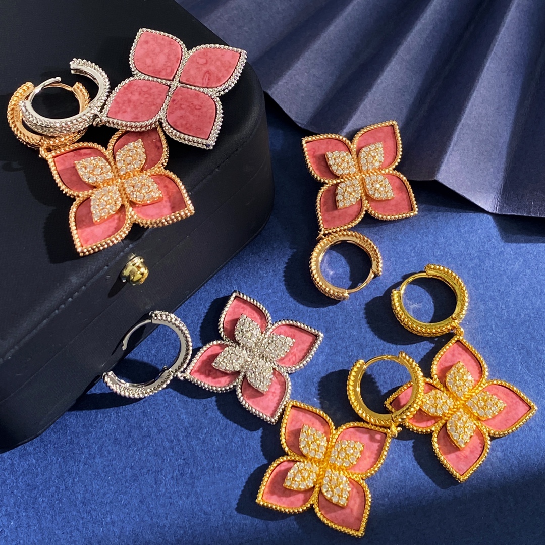 Orecchini Roberto Coin Love in Verona Metallo tonalità oro giallo con inserto di rodonite rosa e simulanti di diamanti trasparenti disponibile anche nella variante in metallo tonalità oro bianco con inserto di rodonite rosa e simulanti di diamanti trasparenti Diametro del cerchio di 15 mm, lunghezza totale della goccia di 30 mm