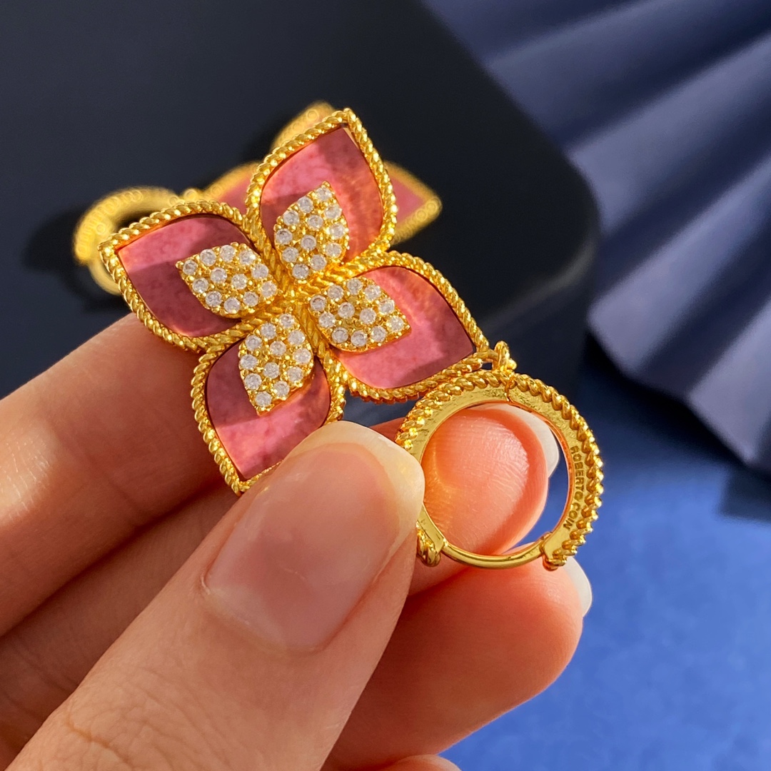 Orecchini Roberto Coin Love in Verona Metallo tonalità oro giallo con inserto di rodonite rosa e simulanti di diamanti trasparenti disponibile anche nella variante in metallo tonalità oro bianco con inserto di rodonite rosa e simulanti di diamanti trasparenti Diametro del cerchio di 15 mm, lunghezza totale della goccia di 30 mm