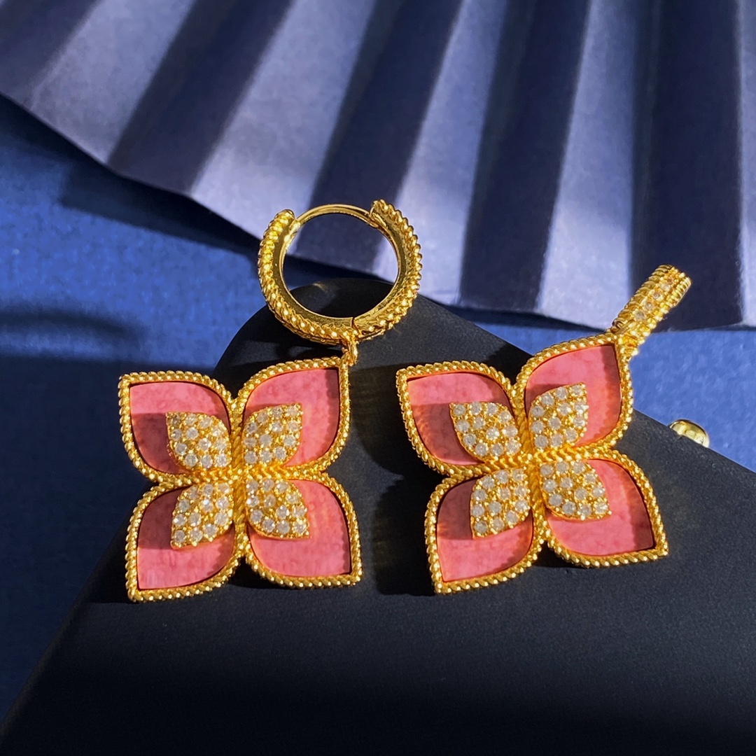 Orecchini Roberto Coin Love in Verona Metallo tonalità oro giallo con inserto di rodonite rosa e simulanti di diamanti trasparenti disponibile anche nella variante in metallo tonalità oro bianco con inserto di rodonite rosa e simulanti di diamanti trasparenti Diametro del cerchio di 15 mm, lunghezza totale della goccia di 30 mm