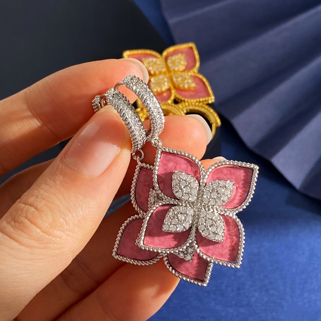Orecchini Roberto Coin Love in Verona Metallo tonalità oro giallo con inserto di rodonite rosa e simulanti di diamanti trasparenti disponibile anche nella variante in metallo tonalità oro bianco con inserto di rodonite rosa e simulanti di diamanti trasparenti Diametro del cerchio di 15 mm, lunghezza totale della goccia di 30 mm
