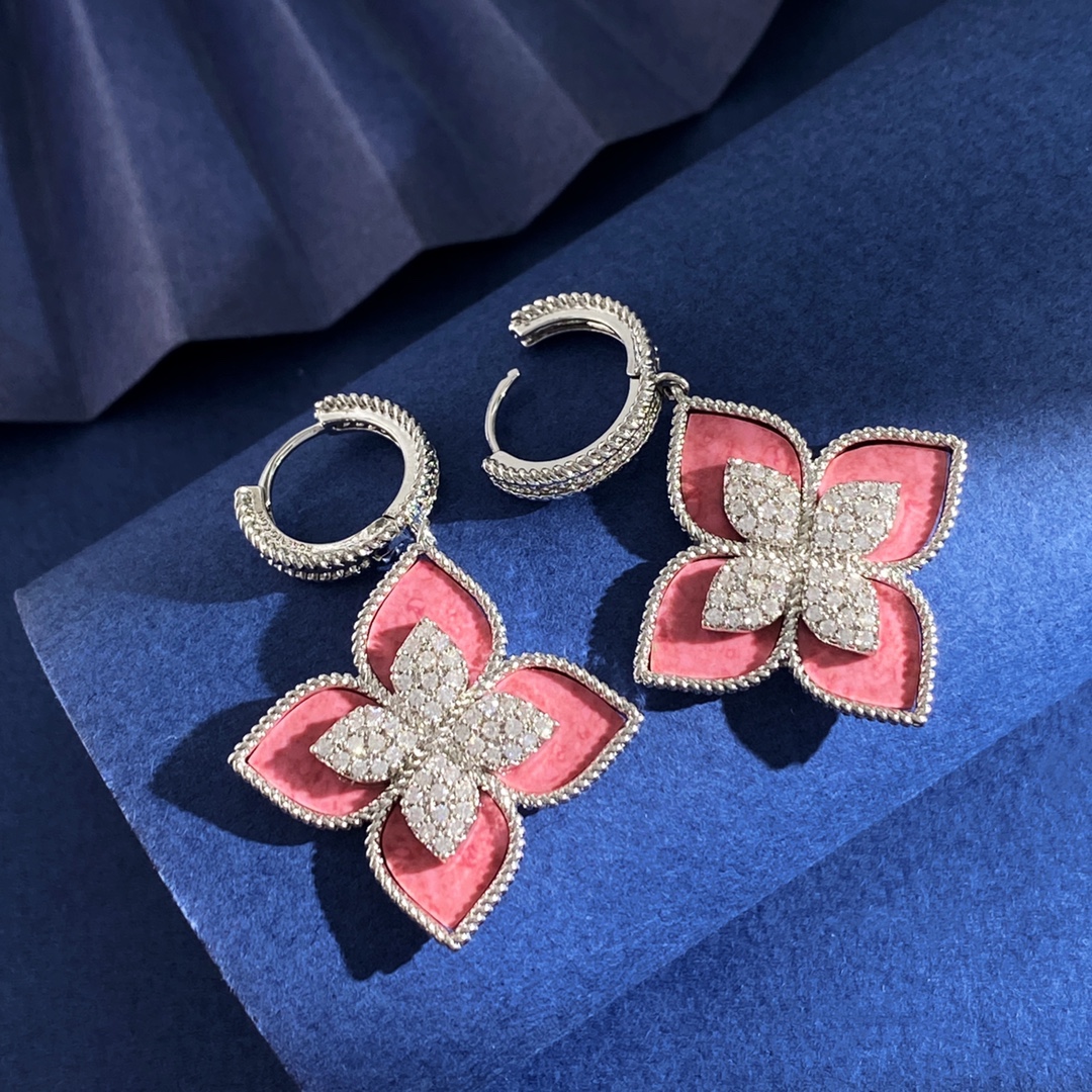 Orecchini Roberto Coin Love in Verona Metallo tonalità oro giallo con inserto di rodonite rosa e simulanti di diamanti trasparenti disponibile anche nella variante in metallo tonalità oro bianco con inserto di rodonite rosa e simulanti di diamanti trasparenti Diametro del cerchio di 15 mm, lunghezza totale della goccia di 30 mm
