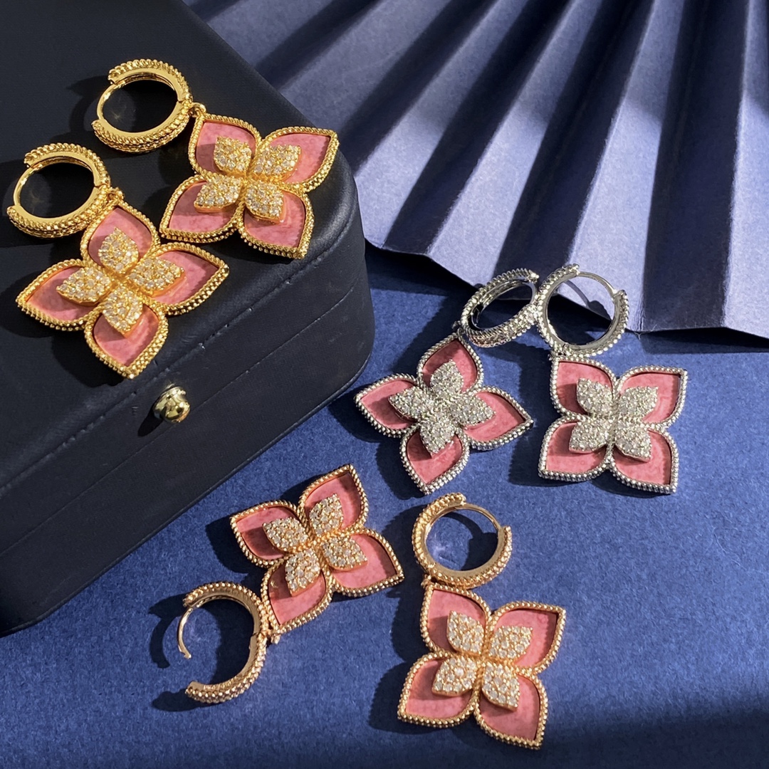 Orecchini Roberto Coin Love in Verona Metallo tonalità oro giallo con inserto di rodonite rosa e simulanti di diamanti trasparenti disponibile anche nella variante in metallo tonalità oro bianco con inserto di rodonite rosa e simulanti di diamanti trasparenti Diametro del cerchio di 15 mm, lunghezza totale della goccia di 30 mm