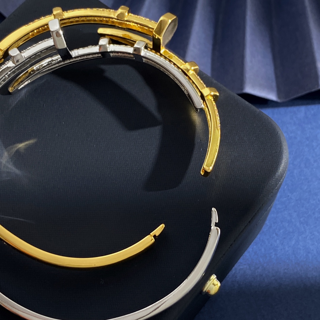 Cartier Clash de Cartier bracelet Yellow gold with clear diamonds white gold with clear diamonds 17