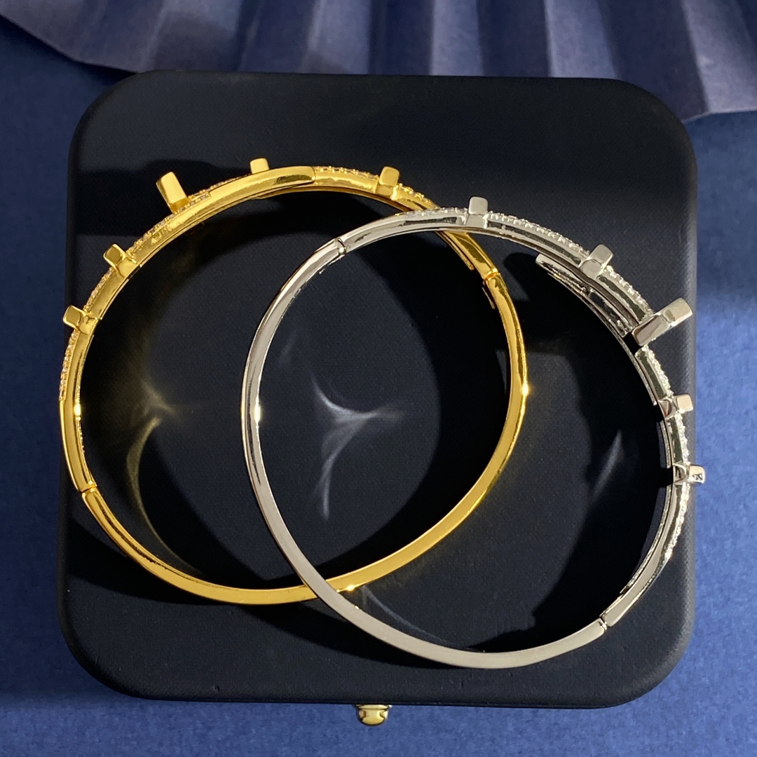 Cartier Clash de Cartier bracelet Yellow gold with clear diamonds white gold with clear diamonds 17