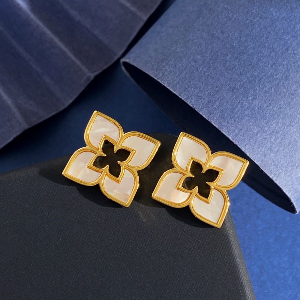 Roberto Coin Orecchini Love in Verona in oro giallo con intarsio in lapislazzuli blu, diametro del perno di 1,5 cm