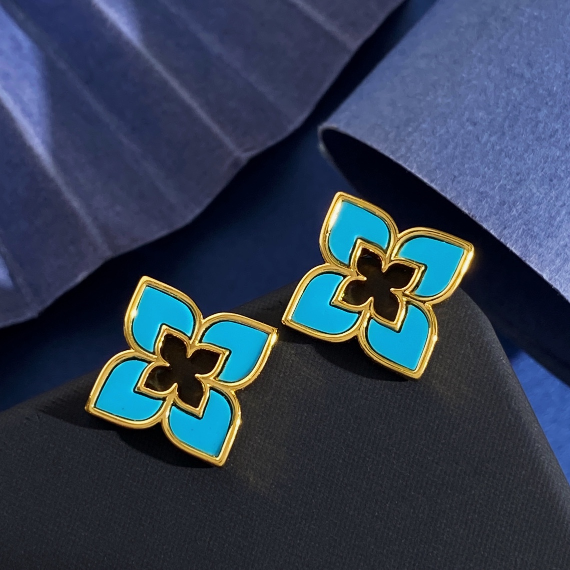 Roberto Coin Orecchini Love in Verona in oro giallo con intarsio in lapislazzuli blu, diametro del perno di 1,5 cm