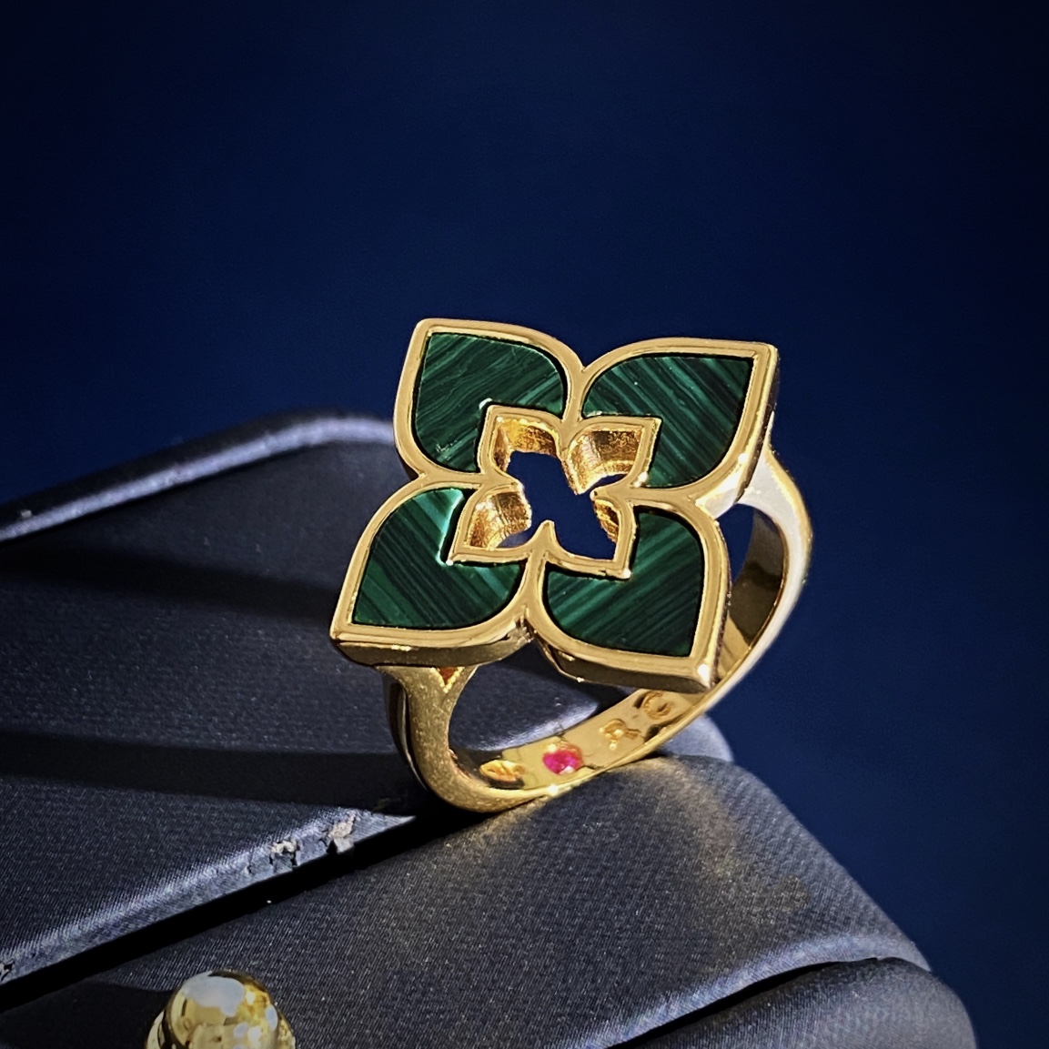 Roberto Coin Love in Verona ring yellow gold with pink opal onyx lapis lazuli turquoise malachite mother of pearl inlay 57