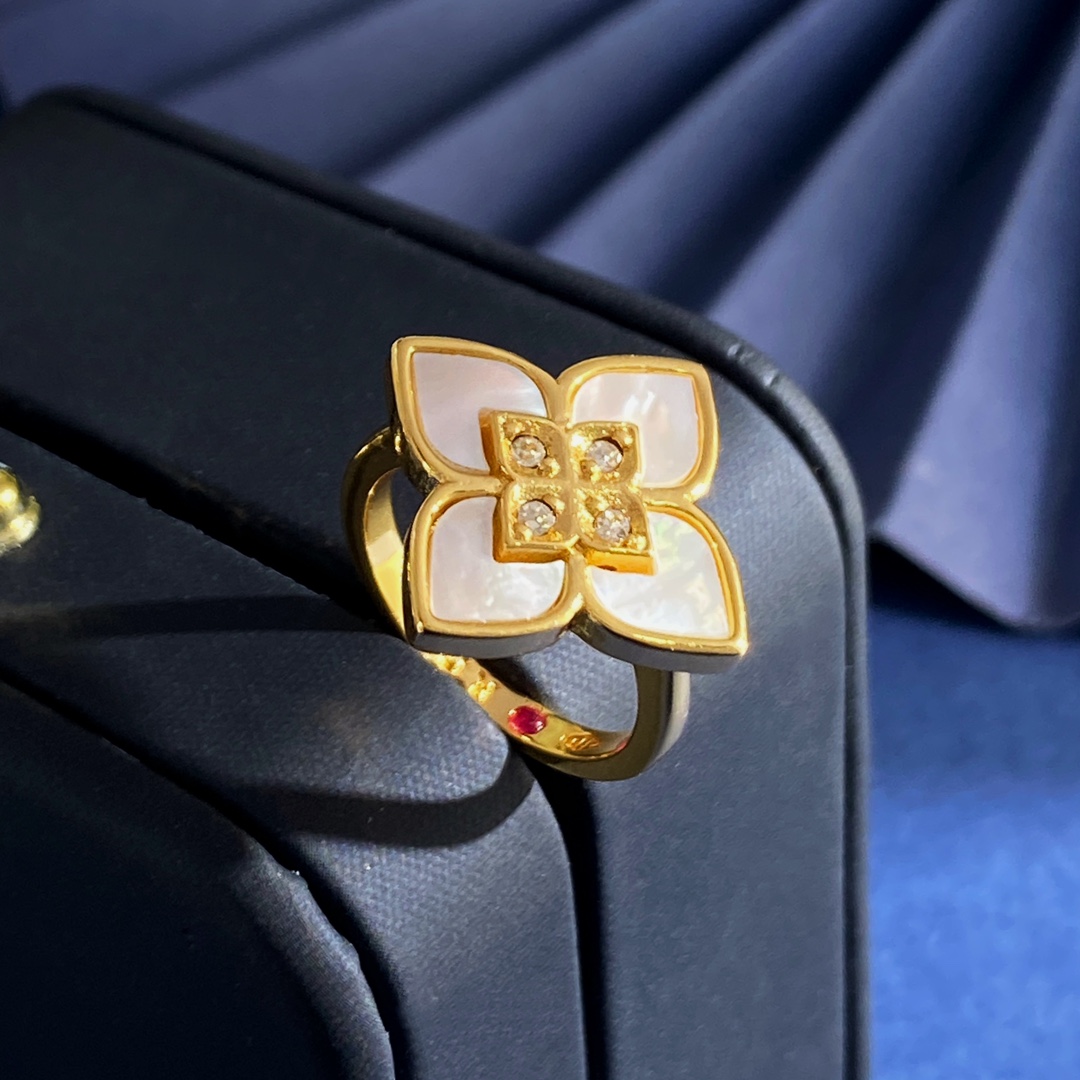 Anel Roberto Coin Love in Verona Ouro amarelo com diamante malaquita e detalhes exclusivos em rubi 58