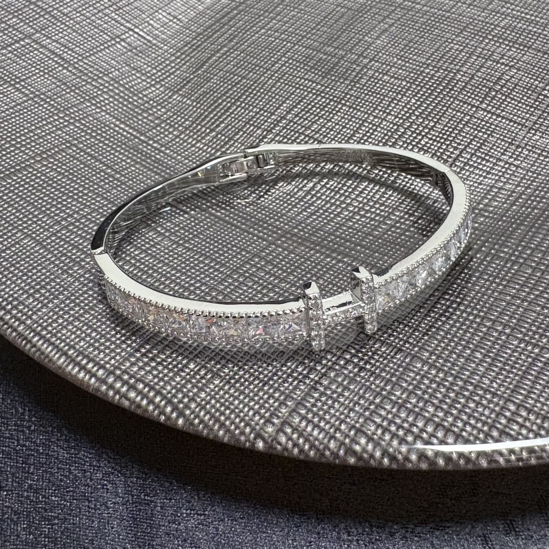 Bracciale Hermes H MM in metallo argentato con pietre sfaccettate chiare