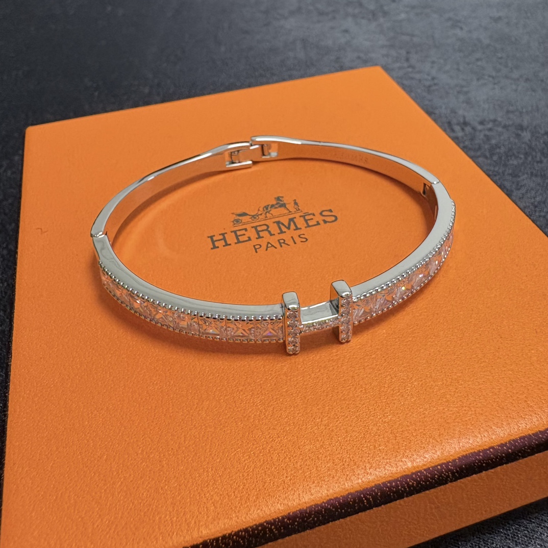 Bracciale Hermes H MM in metallo argentato con pietre sfaccettate chiare
