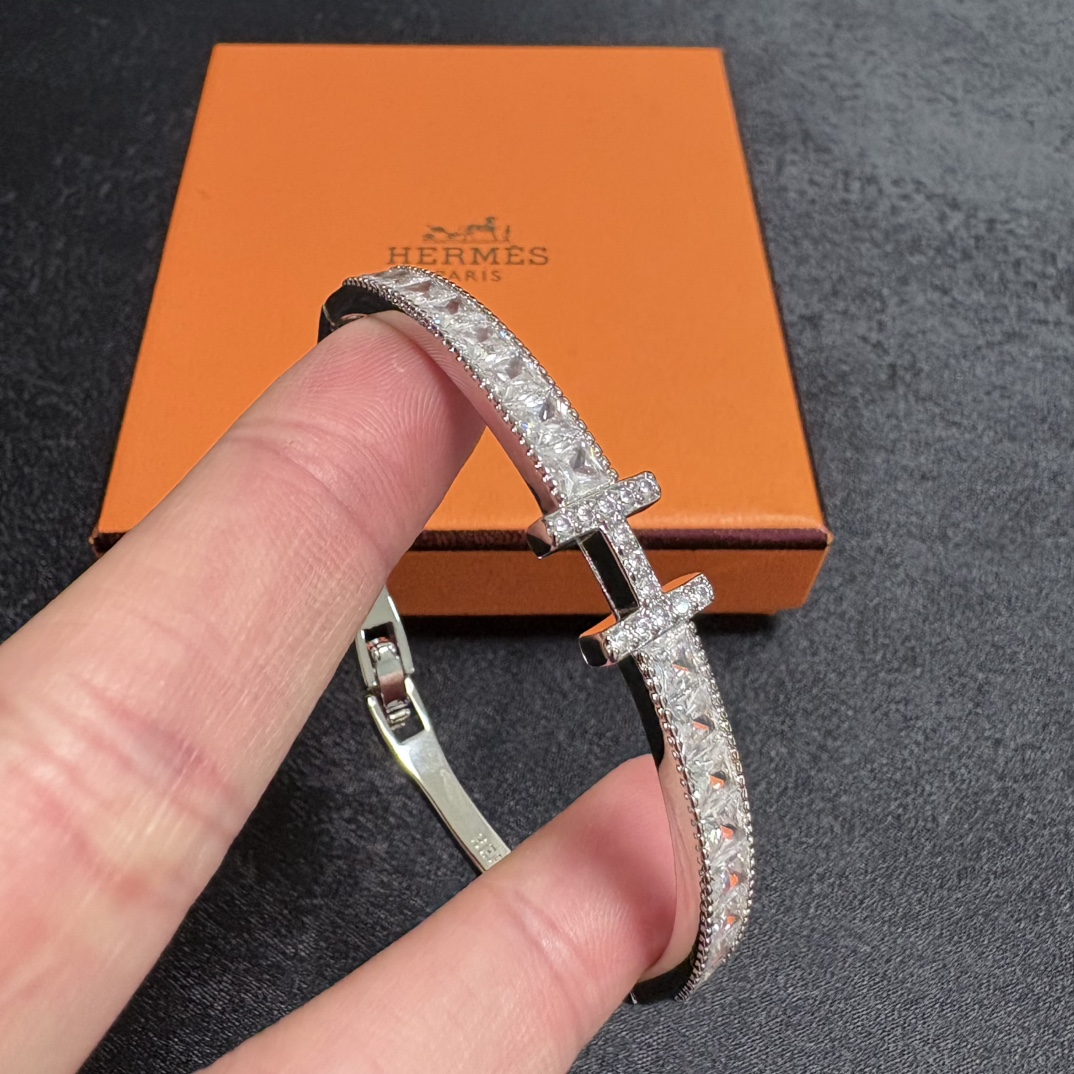 Bracciale Hermes H MM in metallo argentato con pietre sfaccettate chiare