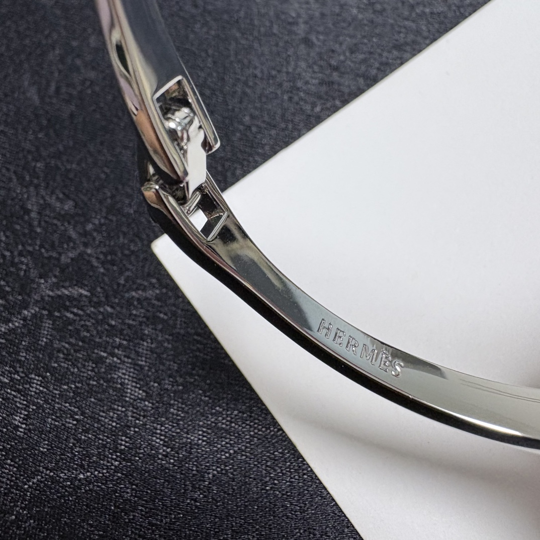 Bracciale Hermes H MM in metallo argentato con pietre sfaccettate chiare