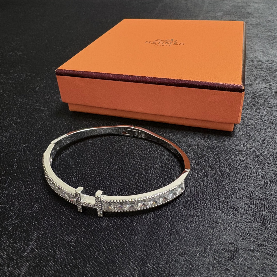 Bracciale Hermes H MM in metallo argentato con pietre sfaccettate chiare