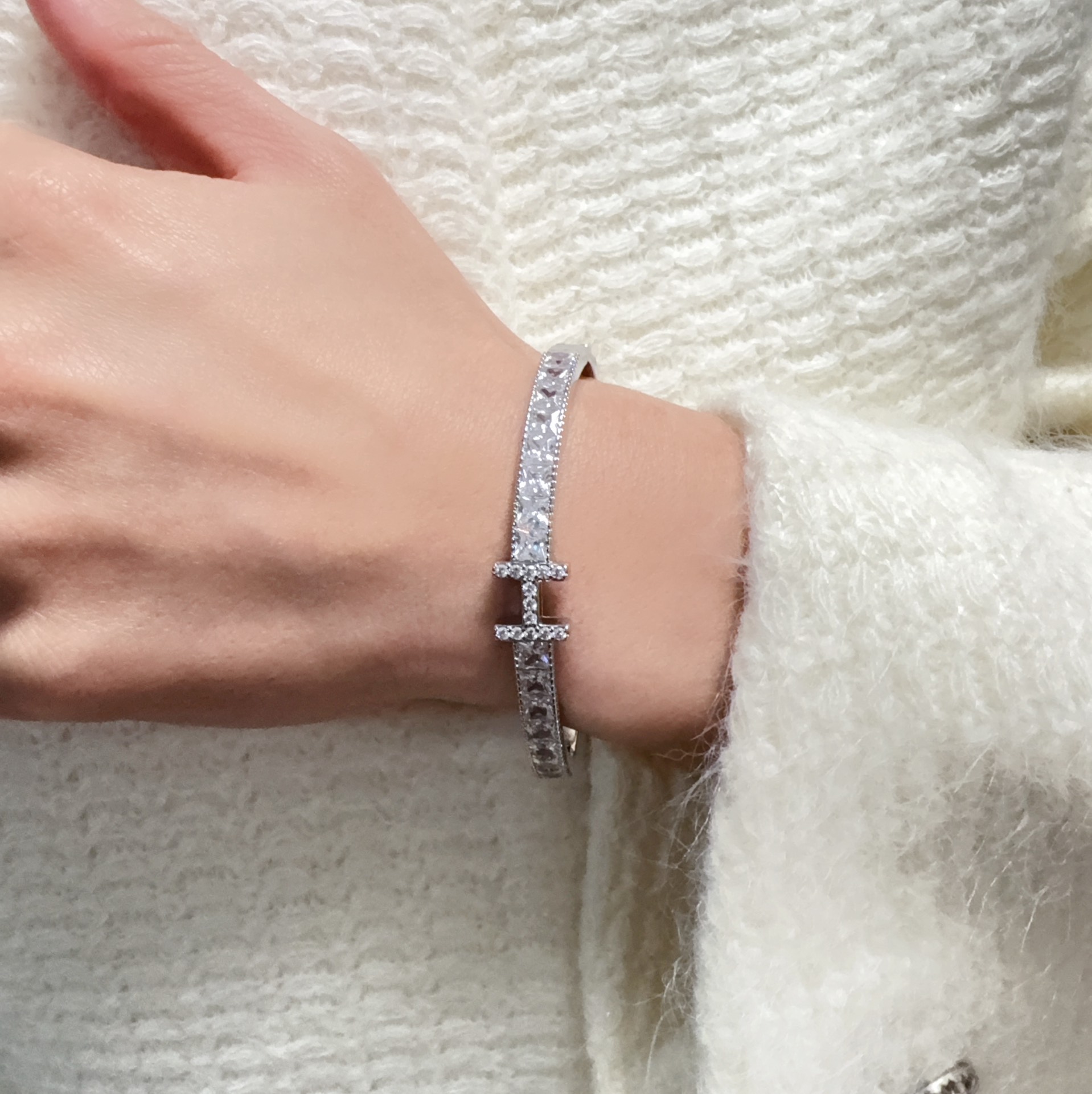 Bracciale Hermes H MM in metallo argentato con pietre sfaccettate chiare
