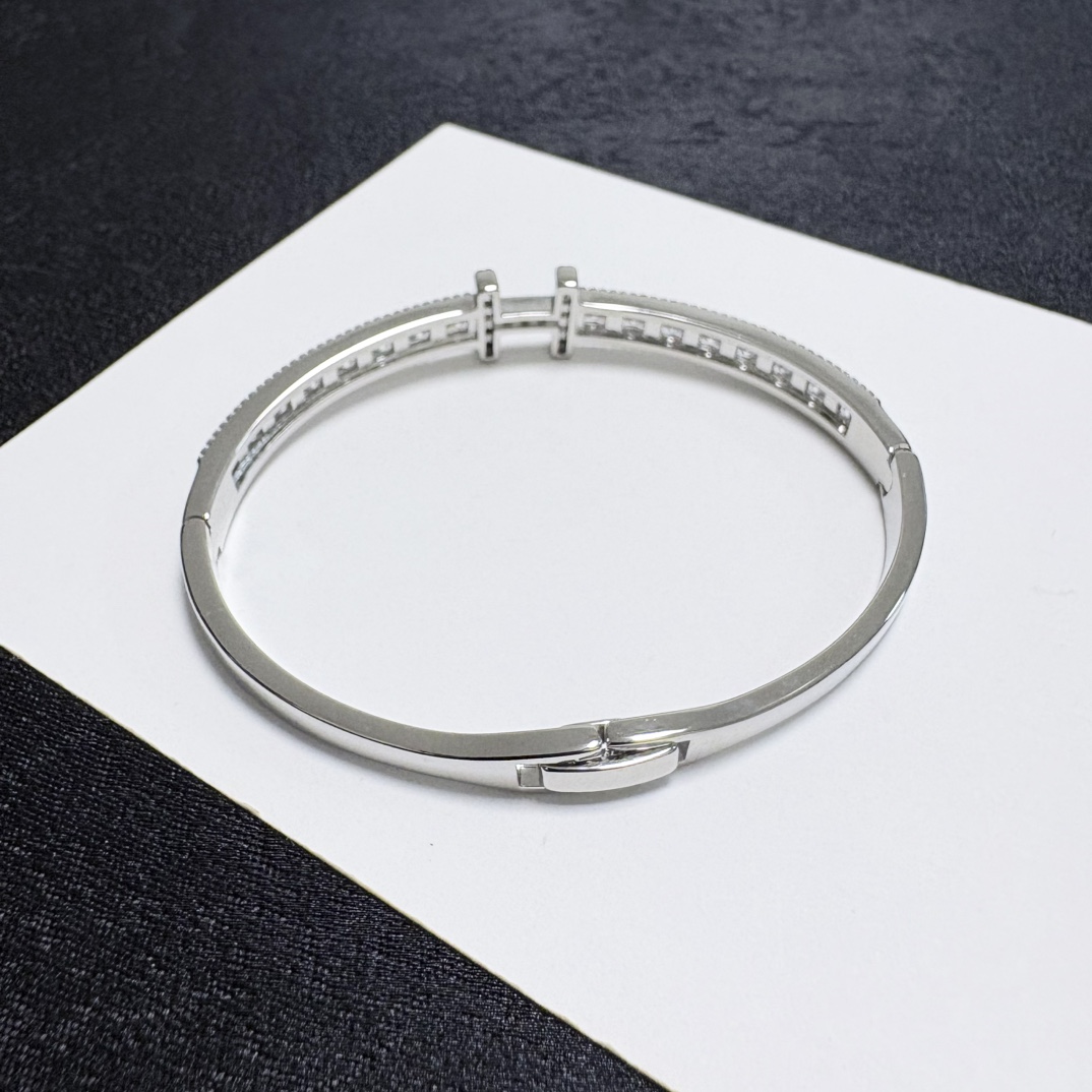 Bracciale Hermes H MM in metallo argentato con pietre sfaccettate chiare