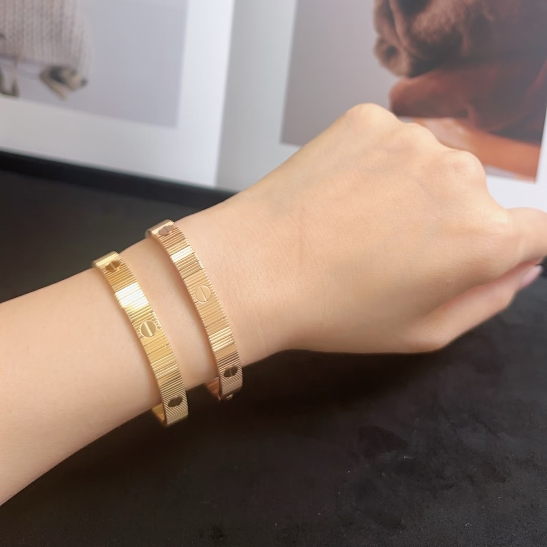 Cartier LOVE UNLIMITED bracelet 18K yellow gold 17cm