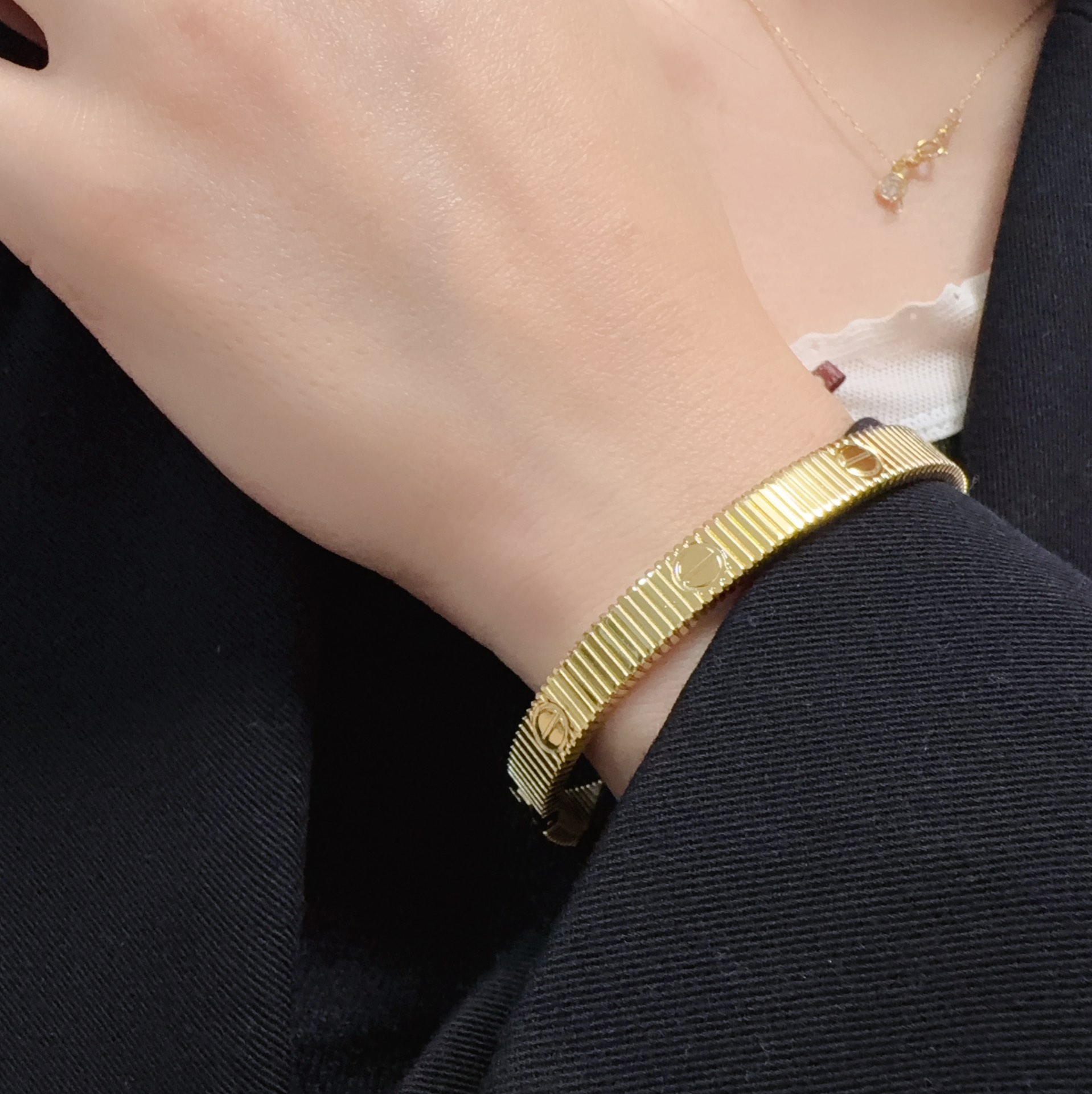 Cartier Love Ribbed Cuff bracelet 18k yellow gold 17cm
