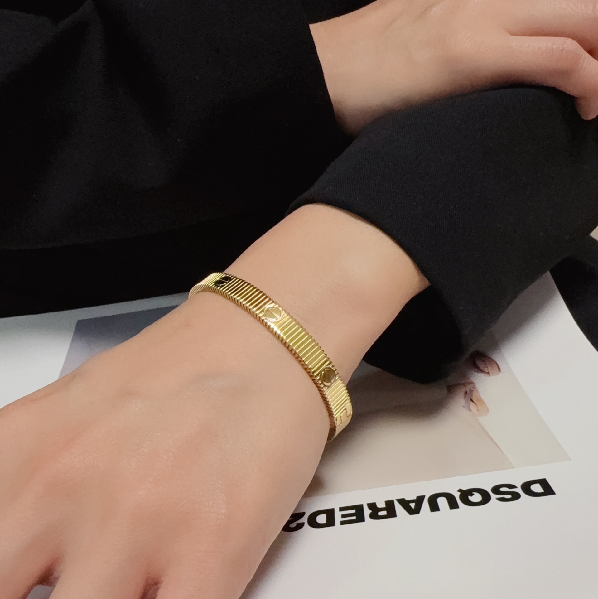 Cartier Love Ribbed Cuff bracelet 18k yellow gold 17cm