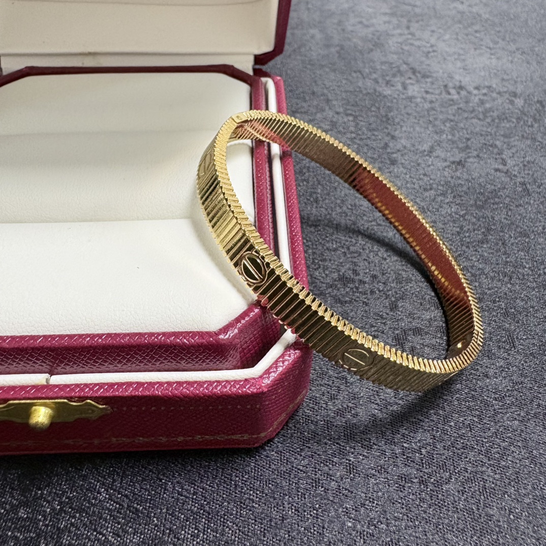 Cartier Love Bracelet Ribbed bracelet 18k yellow gold 17