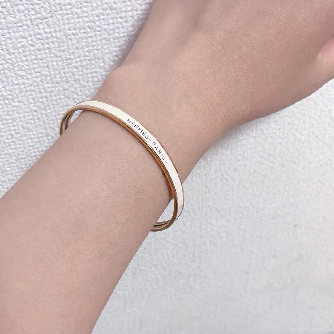 Bracciale Hermes Uni Bangle MM Metallo placcato oro rosa con smalto bianco crema e dettaglio interno nero